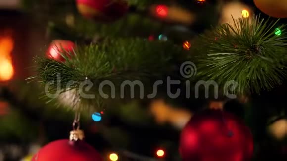 圣诞前夜美丽的圣诞树和壁炉里的火视频的预览图