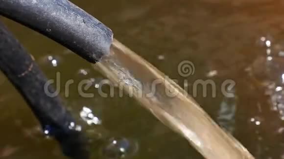 水从软管里倒出来视频的预览图