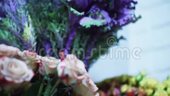 观赏美丽的玫瑰花束和紫罗兰叶的鲜花视频的预览图