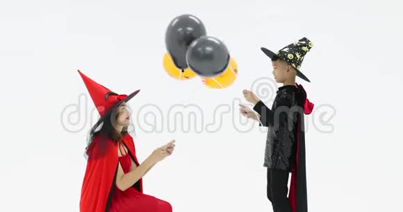 穿着红色女巫服装给儿子的母亲视频的预览图
