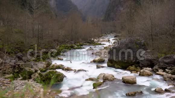 山河玉冬季水清阿布哈兹视频的预览图