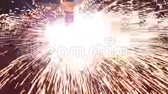 火花和金属机器在工作视频的预览图