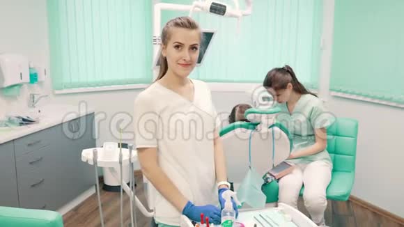 儿童牙医女助理画像视频的预览图