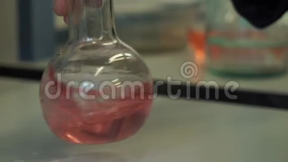 在烧瓶中混合液体视频的预览图