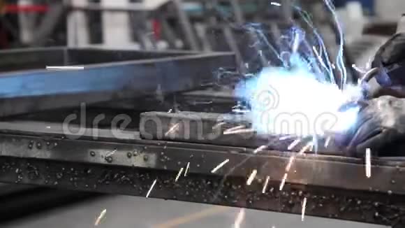 焊工在车间焊接零件视频的预览图
