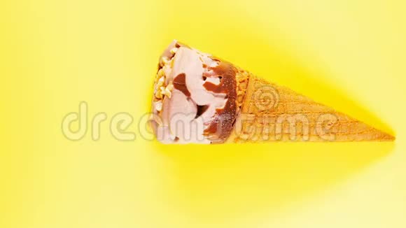 巧克力风味冰淇淋蛋卷融化黄色背景时间间隔视频的预览图