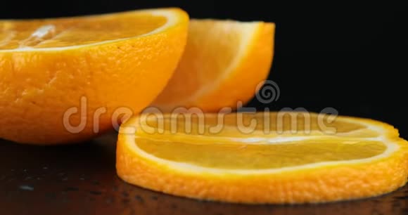 一个美味的熟橙片的特写镜头旋转视频的预览图