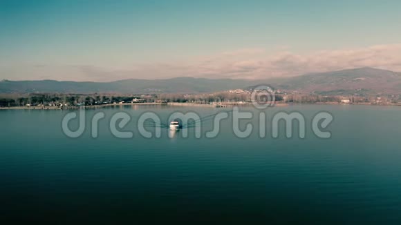 高速行驶的摩托艇和遥远的山岸的空中景色视频的预览图