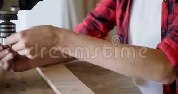 4k车间立式钻床的木工紧钻节拍视频的预览图