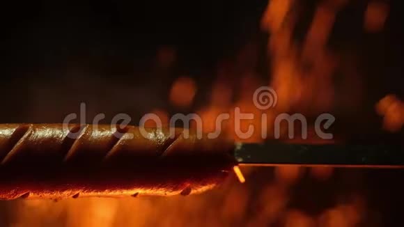 在火焰和火花背景上的金属串上炸香肠视频的预览图