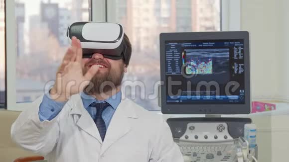 留胡子的男医生在医院使用3dvr眼镜视频的预览图