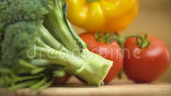 胡萝卜辣椒西兰花和番茄视频的预览图
