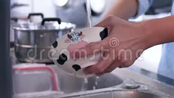 男子洗手碗接近慢动作4K视频的预览图