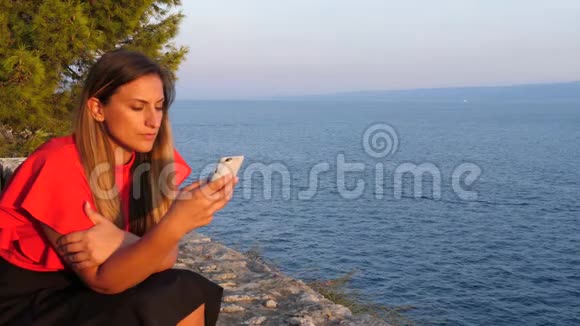 在海上用手机发短信的女性视频的预览图
