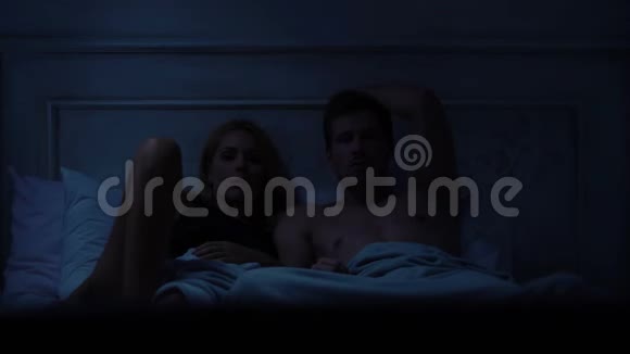 男人和女人一起看恐怖电影坐在床上周末休闲视频的预览图