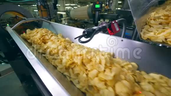现代工厂传送带运送大量的马铃薯薯片视频的预览图