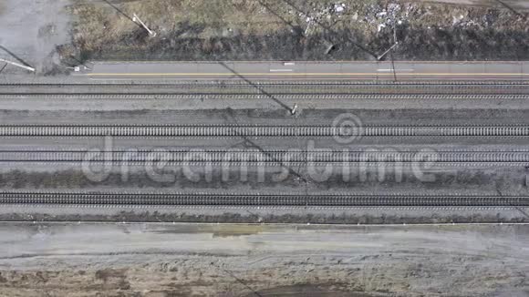 飞越火车站和铁路鸟瞰有许多轨道的俯视铁路视频的预览图