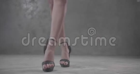 在工作室里穿高跟鞋跳舞的贴身女人的脚视频的预览图