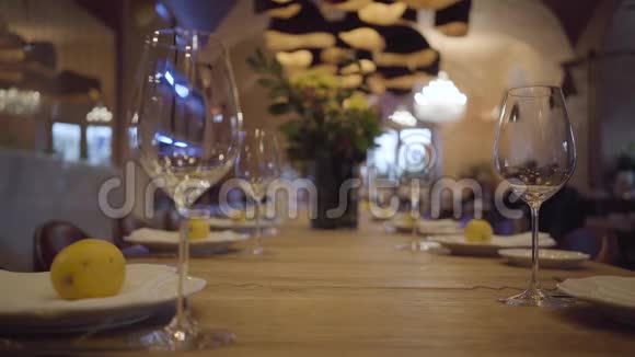 在一家昂贵的餐馆里提供服务的桌子空酒杯白盘木桌上的餐具果汁柠檬视频的预览图