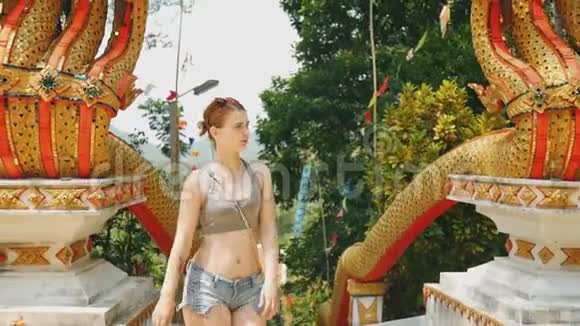 游客带着龙进入阿齐安神庙视频的预览图