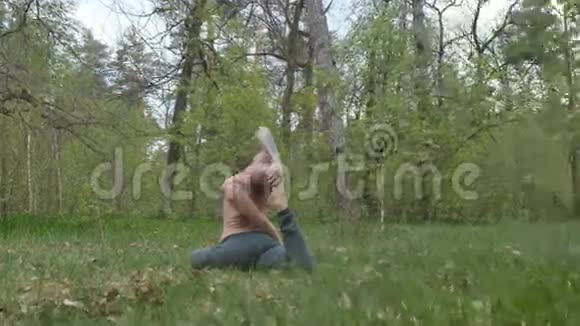 在森林里冥想的瑜伽士视频的预览图