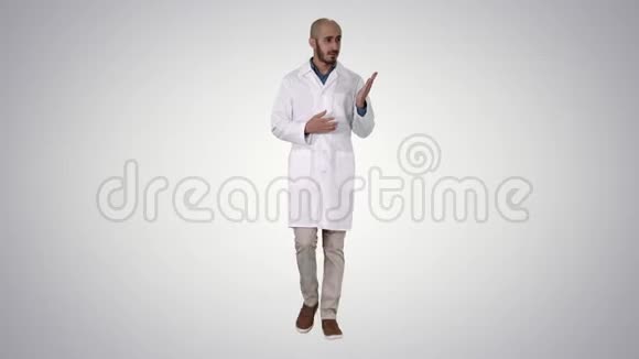 中年医生穿着医疗制服用手掌指着摄像机视频的预览图