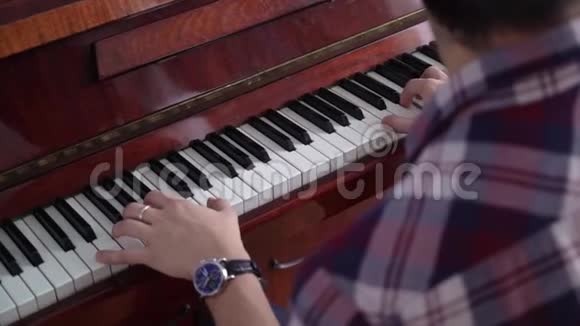 音乐表演者的特写他的手在弹钢琴视频的预览图