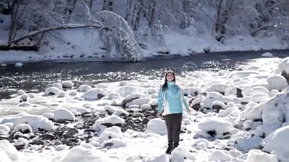 一个年轻的女孩走在森林附近冬季景观视频的预览图