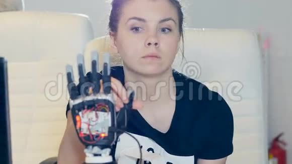 人类女性触摸创新的机器人控制论臂超现代化机器人技术概念视频的预览图