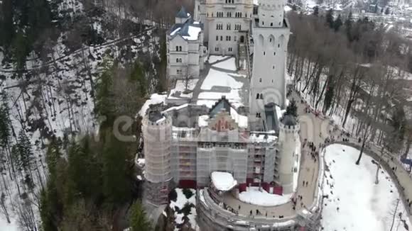 背景为冰冻湖的Neuschwanstein城堡空中镜头4k视频的预览图