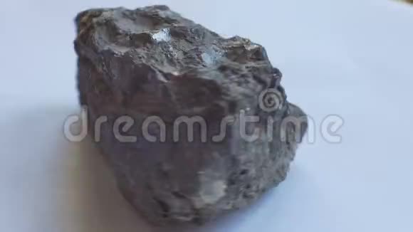 铅玻璃矿物样品视频的预览图