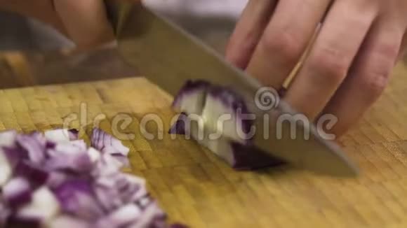 厨师切红洋葱做沙拉视频的预览图