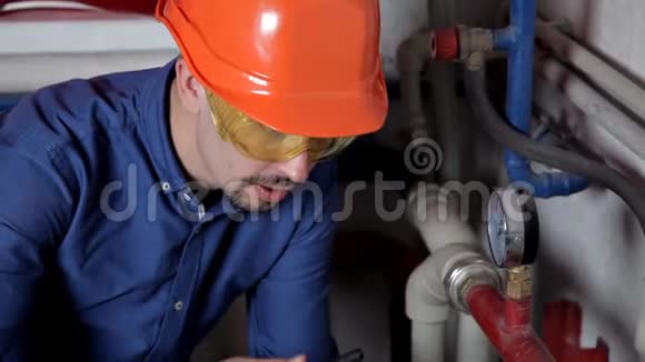 技师检查锅炉房供暖系统视频的预览图