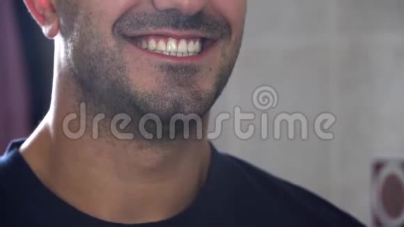 英俊的年轻胡子男的特写笑脸完美的男性牙齿精彩健康的特写镜头视频的预览图