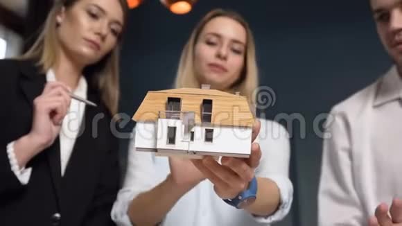 年轻建筑师团队讨论房屋三维模型视频的预览图