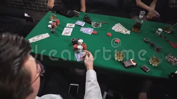 黑手党在桌子上玩扑克视频的预览图