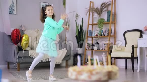 小女孩在蛋糕的背景上跳舞视频的预览图