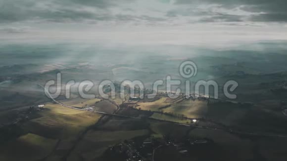意大利托斯卡纳美丽的风景在一个局部阴天的空中观赏视频的预览图