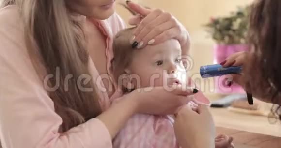 年轻女子带着她害怕的孩子去看儿科医生视频的预览图