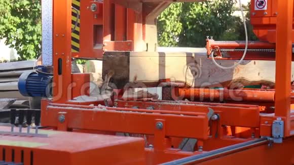 工业自动化机器切割木材原木视频的预览图