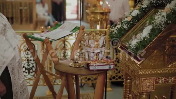 一位老牧师站在祭坛前念着祈祷视频的预览图