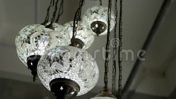 马拉喀什风格的玻璃雕刻灯视频的预览图
