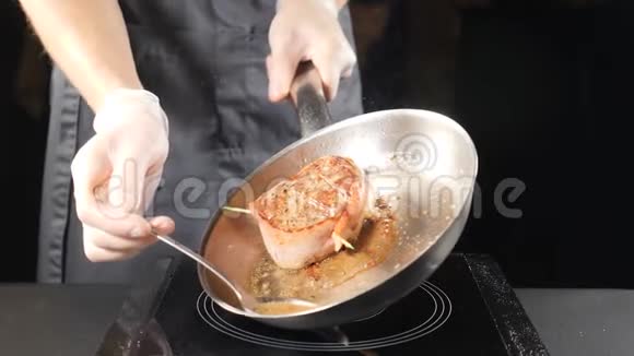 不健康的食品观念用勺子把厨师手上的油倒在肉上慢动作高清高清视频的预览图