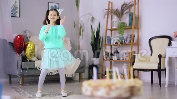 小女孩在蛋糕的背景上跳舞视频的预览图