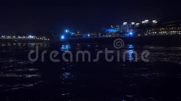 夜晚的城市灯光映照在海面上视频的预览图