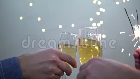 新年带着香槟的晚宴视频的预览图