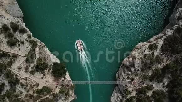 空中无人机电影片段在蒙特利北的莱伊达康戈斯特的蓝色河流上飞驰视频的预览图