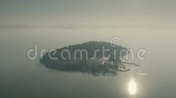 带房屋和码头的小岛鸟瞰图视频的预览图