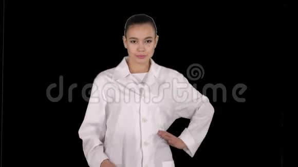 女医生走路像时尚模特阿尔法频道视频的预览图