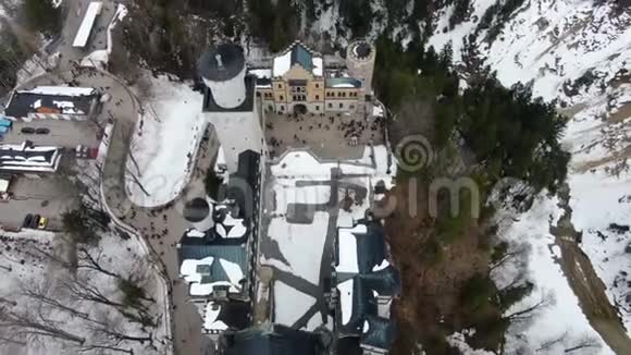 白色城堡的空中镜头有很多人站着4k视频的预览图